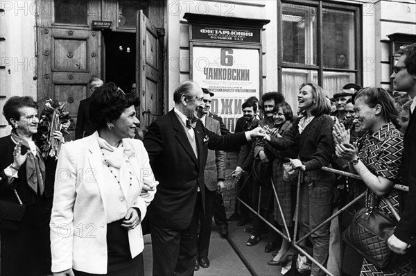 Pianist vladimir horowitz shaking hands with his leningrad fans while leaving the dmitri shostakovich philharmonic society hall after one of his concerts, may 1986.