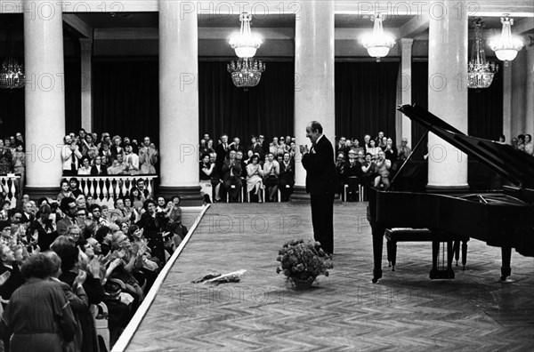 Pianist vladimir horowitz at the end of his concert at the dmitri shostakovich philharmonic society hall in leningrad, ussr, may 1986.