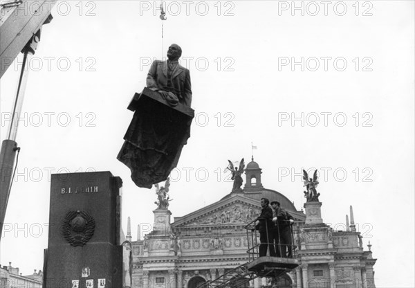 Statue of v, i, lenin is dismantled in lvov city center, ukraine, september 15th 1990,  fall of communism.