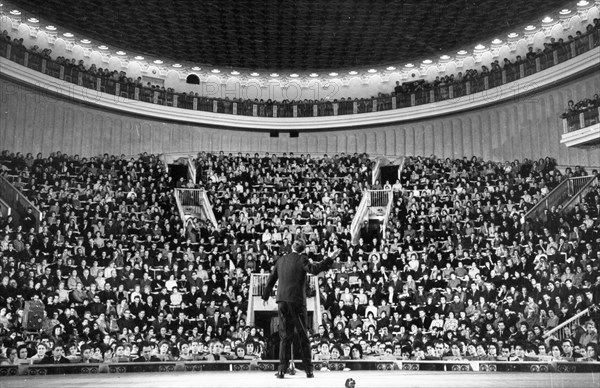 Yevgeny yevtushenko reciting his poetry at tchaikovsky hall, moscow, ussr, december 1962.