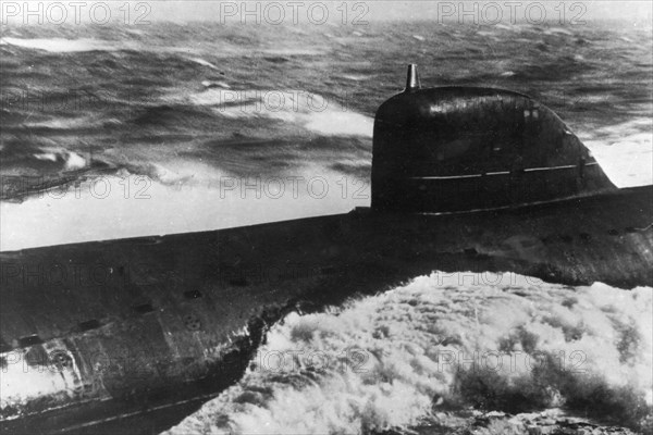 Leninsky komsomol (project 627, november class) nuclear submarine, it was the soviet union's first nuclear powered sub and the first to go to the north pole, northern fleet, ussr, 1965.