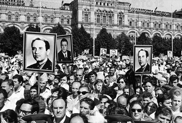 Soviet people in red square during the funeral for the soyuz 11 crew: georgi dobrovolsky, vladislav volkov, and viktor patsayev, july 2, 1971.