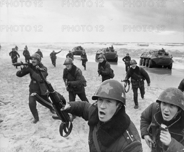 Company commander first lt, yevgeni samoilov leading his unit in an attack during maneuvers, november 1973.