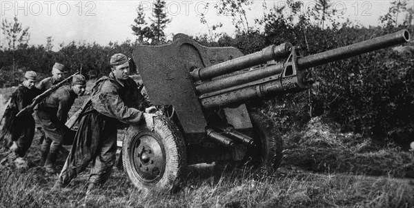 Red army artillery men take firing positions near rzhev, 1942.