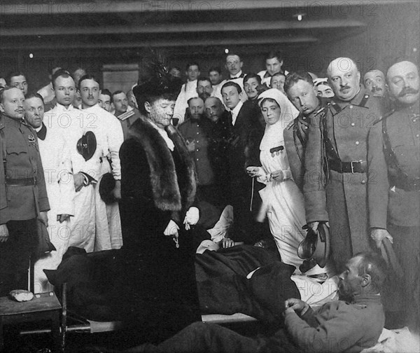 The photo 'empress maria fyodorovna presents the russian red cross society's decoration to a wounded soldier' (1916) is on view at the exhibition 'empress maria fyodorovna, the return' in the state central modern russian history museum in moscow.