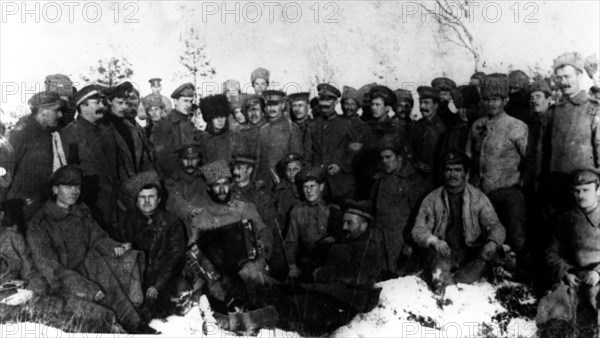 World war one, fraternization of russian and german soldiers on the front, 1917.