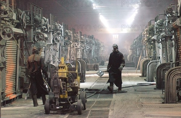 Electrolysis area at the kandalaksha aluminium smelter, a subsidiary of the sual aluminium company, murmansk region, russia, february 10, 2006.