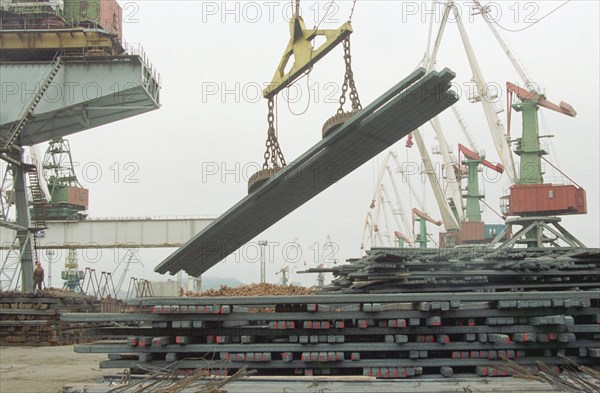 Maritime territory, ferrous and non-ferrous metals produced at works of the urals and siberia are exported to china, the republoic of korea, philippines and other countries of the pacific region, the picture shows loading of russian metal onto a cargo ship at the sea port of nakhodka, 03/07/2001.