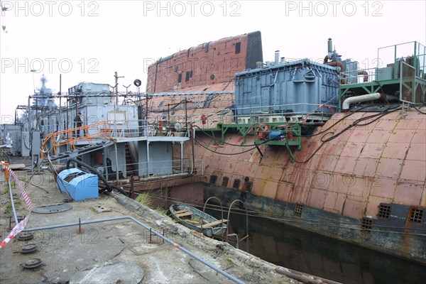 A decommissioned russian nuclear submarine at the primary stage of scrapping at the severodvinsk enterprise 'zvezdochka' in the frame of the intergovernmental russia-usa agreement signed in 1991 according to which the u,s,administration delivered gratis to russia special equipment for cutting decommissioned submarines and continues to finace the works, arkhangelsk region, russia, august 27 2001.