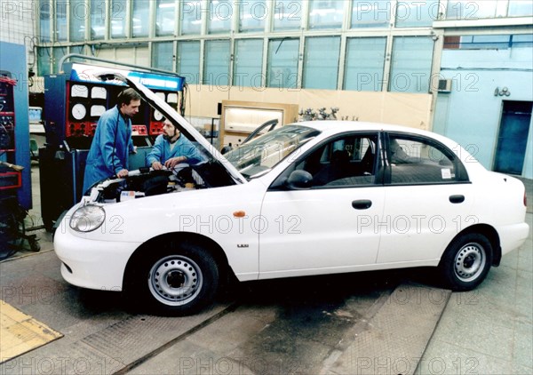 Ulyanovsk region, russia 2002: new car model 'sence' undergoes stand tests at dimitrovograd automobile works (daaz) (in pic), the newly manufactured car is a joint creation of daaz, zaporozhye automobile works (ukraine) and daeoow (korea), 5 thousand automibiles of the new make have been manufactured so far, (photo nikolai nikitin).