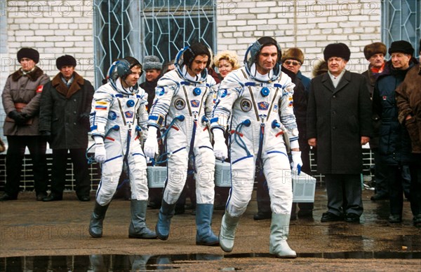 Mir, january 1997, the crew of soyuz tm-25, mission: repair failing space station, left to right: commander vasili tsiblyev, aleksander lazutkin, reinhold ewald.