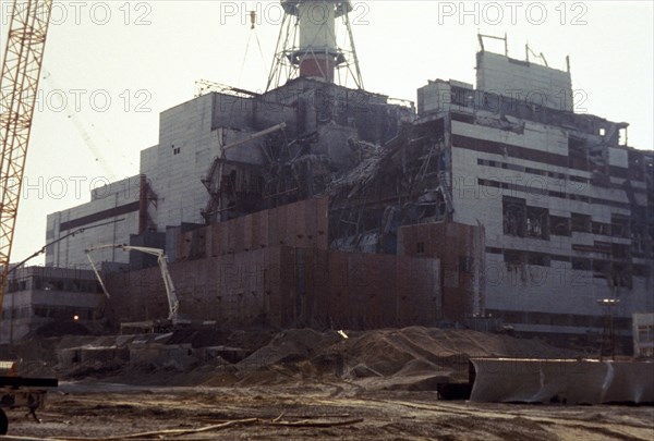 Building of a protective wall around reactor 4 of the chernobyl nuclear power plant in ukraine after the accident, august 1986.