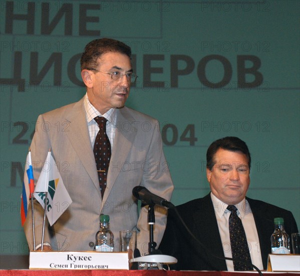 Moscow, russia, june 24, 2004, head of yukos company semen kukes (l) and head of 'yukos-moscow' steven theede (r) at the annual general meeting of nk yukos, during which the new board of directors was elected.