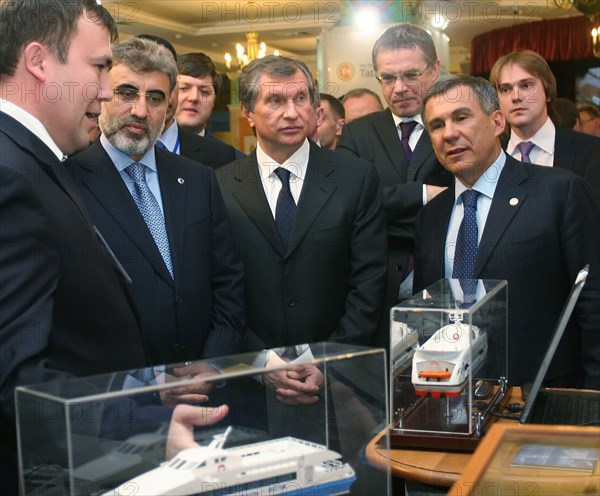 Kazan, russia, march 4, 2011, turkish energy minister taner yildiz (2nd l) and russian vice-prime minister igor sechin (c) view a dsiplay of model yachts before talks at the 11th meeting of the russian-turkish interstate commission for trade and economic cooperation, the talks discussed gazprom's participation in the samsun-ceyhan pipeline project.