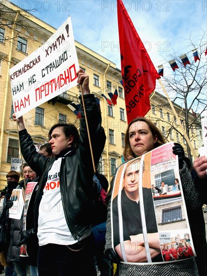 St,petersburg, russia, april 24, 2005, a participant in the action holds up a placard reading 'kremlin junta! we are not scared, we are disgusted' during an action in support of mikhail khodorkovsky, former ceo of russian oil gaint yukos and his partner platon lebedev in st,petersburg.