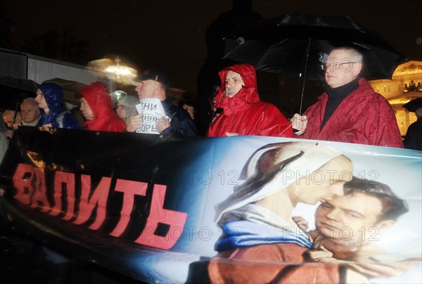 Moscow, russia, october 12, 2011, demonstrators hold a banner bearing caricature portraits of president dmitry medvedev and pm vladimir putin during an authorised day of wrath protest in triumfalnaya square.