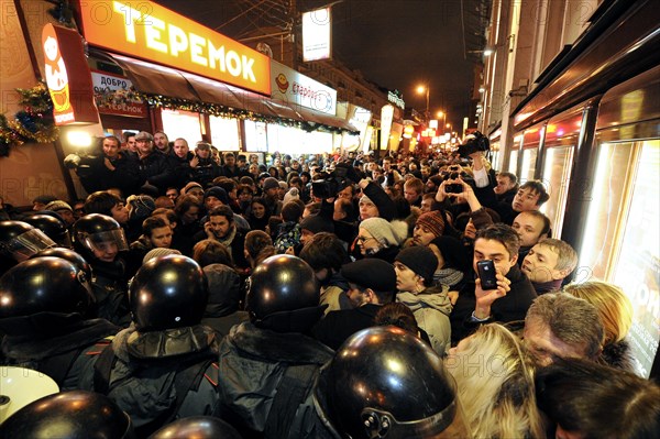 Moscow, russia, december 6, 2011, omon police cordon off central moscow’s triumfalnaya square during a protest against alleged electoral fraud.