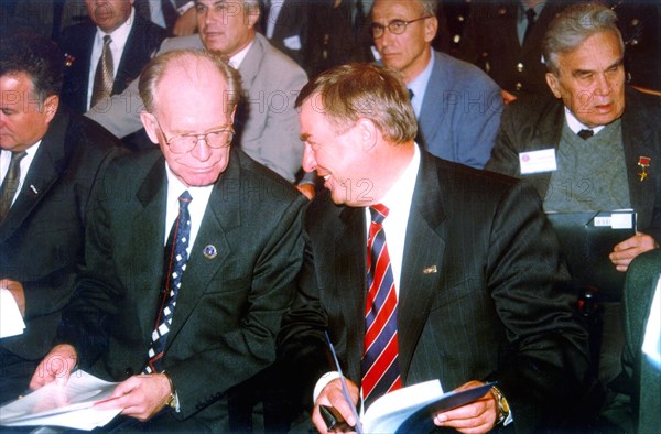 1999, speaker of the state duma Gennady Seleznyov /r/ seen talking to director of the all-russian nuclear physics institute radll Ilkayev