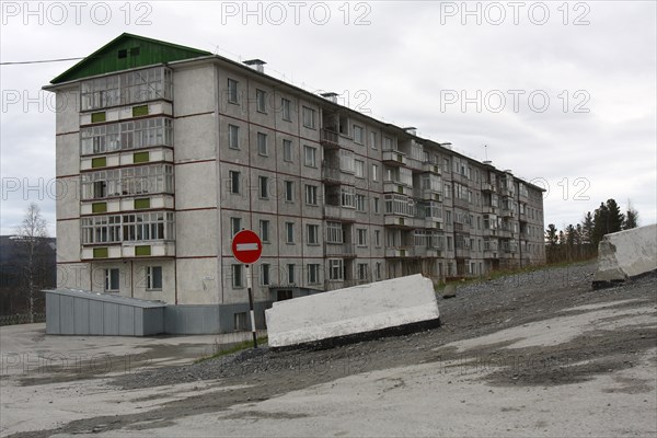 Krasnoyarsk territory, june 2, 2009, a view of a 5-story apartment house in tayezhnaya street in yeruda, where mikhail prokhorov, polyus gold (polyus zoloto) chairman, and onexim (oneksim) group president, has got his official residential registration, yeruda is a little village nearly 750 kilometers from krasnoyarsk.