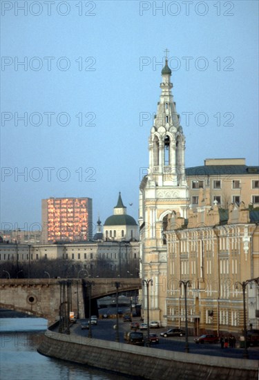 Sofiyskaya embankment and moscow river, moscow, russia, 1/93.