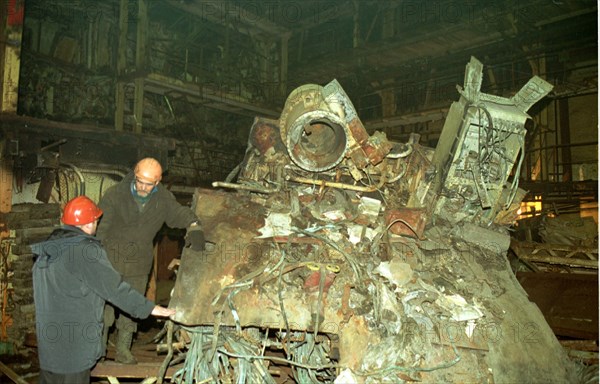 The wreck of the kursk nuclear submarine will share the fate of all decommissioned ships and will be scrapped, murmansk, russia, november 14 2002, an operation to scrap the kursk hull which is already split in half is under way in a dry dock of the nerpa ship repair plant.