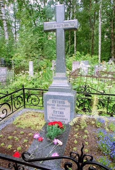 A gravestone marking the graves of vladimir spiridonovich putin (1911-1998) and maria ivanovna putina (1911-1999), the parents of russian president vladimir vladimirovich putin, at the serafimov cemetary in st, petersburg, 2002.