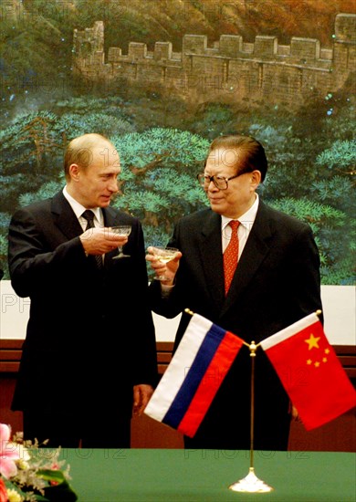 Beijing, china, december 2 2002: president of russia vladimir putin (left) and chairman of the people's republic of china jiang zemin(right) toast after the talks at the national congress centre, monday.