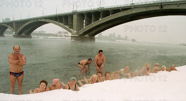 Krasnoyarsk, russia, january 13 2003: members of the krasnoyarsk 'cryophil' ice swimming club posing on a snow-clad beach on the yenisei river, the place of their traditional annual gatherings, (photo itar-tass/vitaly ivanov) .