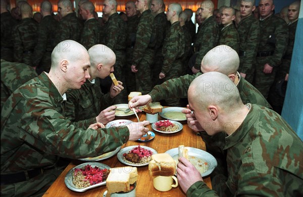 Chita, russia, january 20 2003: the recruits of the training company of the signal battalion of the regional department of border guard service in the mess room, (photo itar-tass / yevgeny yepanchintsev).