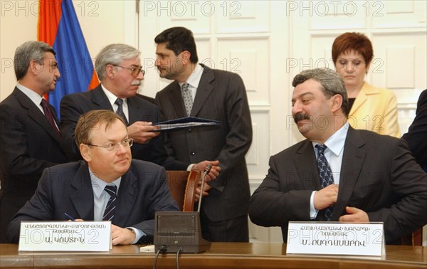 President-chairman of the board of directors of vneshtorgbank andrei kostin (l) and chairman of the board of directors of savings bank of armenia mikhail bagdasarov (r) at signing the agreement on acquisition of 70% of shares of the savings bank by vneshtorgbank of russia, yerevan, armenia, march 24 2004.