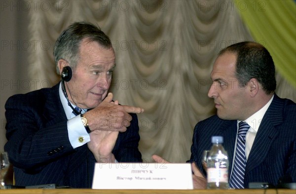 Former us president george herbert walker bush (l) and ukrainian parliament deputy viktor pinchuk at a meeting with students at t, shevchenko university in kiev, ukraine, may 21, 2004.