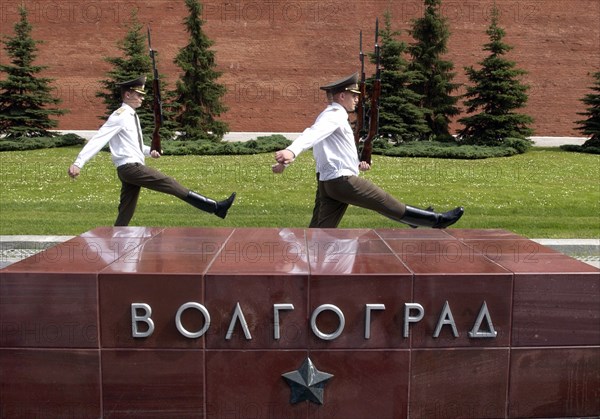 Honor guards marching past the tomb of the unknown soldier memorial in alexandrovsky garden near the kremlin wall, moscow, russia, 7/04.