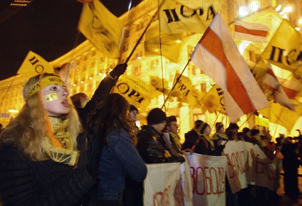 Ukraine election 2004, members of youth organization 'pora' (time) have come to the square of independence (ploshchad nezavisimosti) to support viktor yushchenko on the night after the presidential election, november 22 2004, kiev, ukraine.