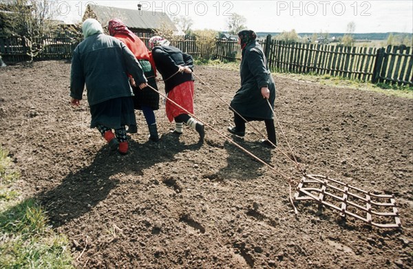 Nizhny novgorod region 6/2000, eldery women cultivating their personal plots without horse or tractor.