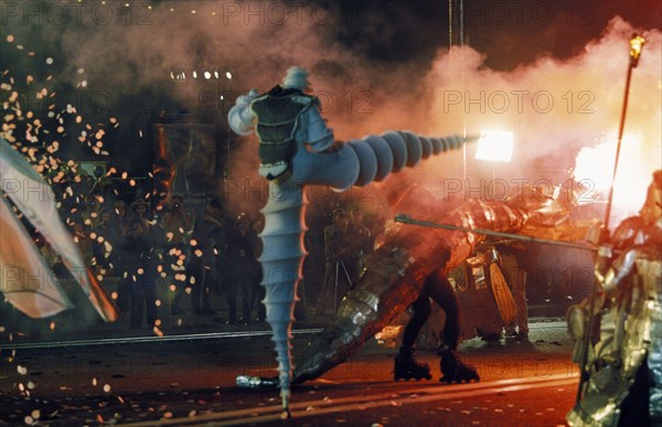 World theater olympiad (international theater festival): symbolic fight of black and white theaters on moskvoreskaya embankment, moscow, june 2001.