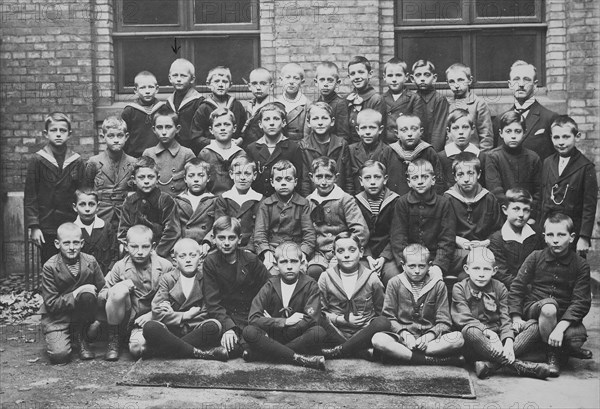 Class photo of a boy class with about 10-year-old boy in 1920