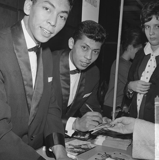 Record market in Bijenkorf in Rotterdam. The Blue Diamonds / Date October 9, 1963 Location Rotterdam, South Holland.