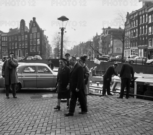 Amsterdam. Israel's Foreign Minister, Mrs. Golda Meir, arrives at the town hall. Golda Meir visited the Netherlands from January 25 to March 2, 1964 / Date February 27, 1964 / Location Amsterdam, Noord-Holland.