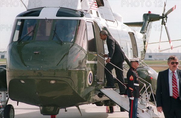 South Africa's President, Nelson Mandela, boards the Marine One to take him to the White House..