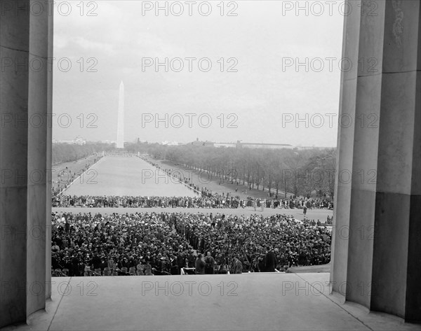 1939 - Crowd amassed in front of Lincoln Memorial to hear Marian Anderson sing .