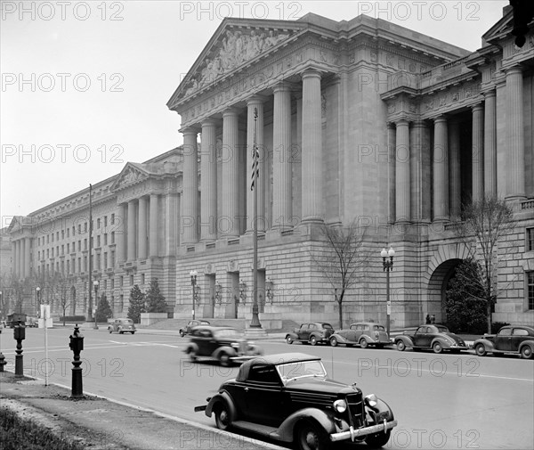 Street scene outside the Department of Labor in Washington D.C. circa 1940 .