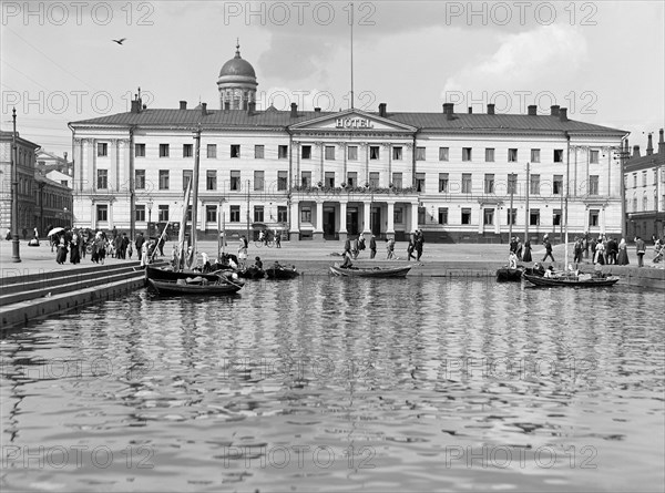 Hotel Seurahuone (now Helsinki City Hall) seen across Kolera-allas on Kauppatori. 1908 Helsinki.