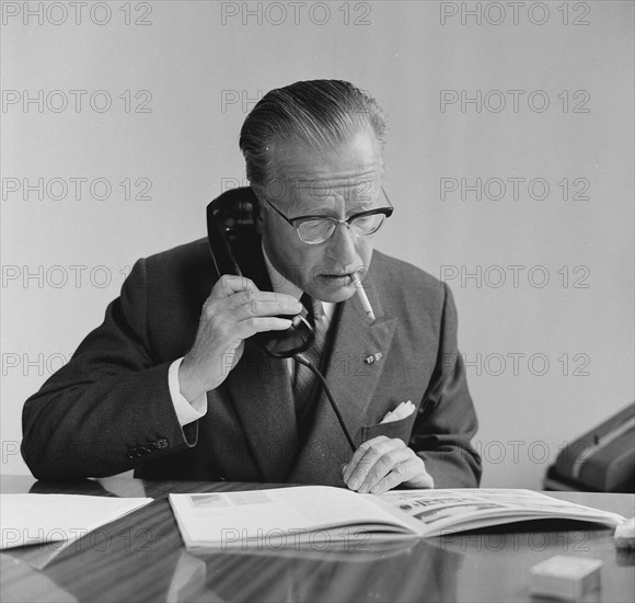 Mr. H. Alberda new KLM president. Here behind his KLM desk in The Hague (portrait) / Date June 17, 1963 Location The Hague, South Holland.