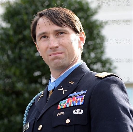 Former Army captain receives Medal of Honor at White House