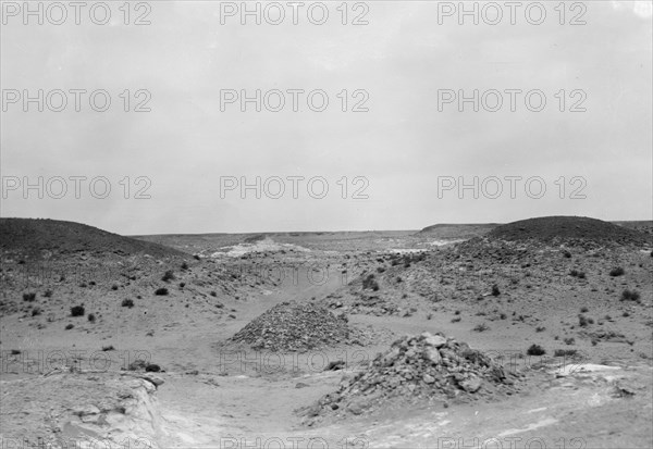 To Sinai via the desert. Cursed stone heaps of Abou Zenneb ca. 1900