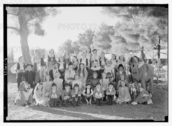 The pantomime group of the Jerusalem Dramatic Society, group photo ca. between 1940 and 1946