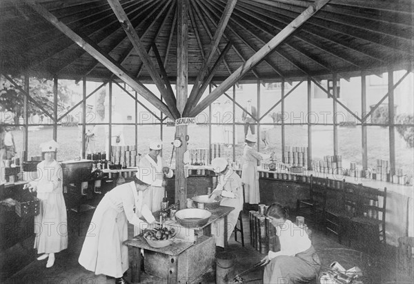 Women working at the Community Cannery, Asheville, N.C.. ca.  between 1910 and 1920