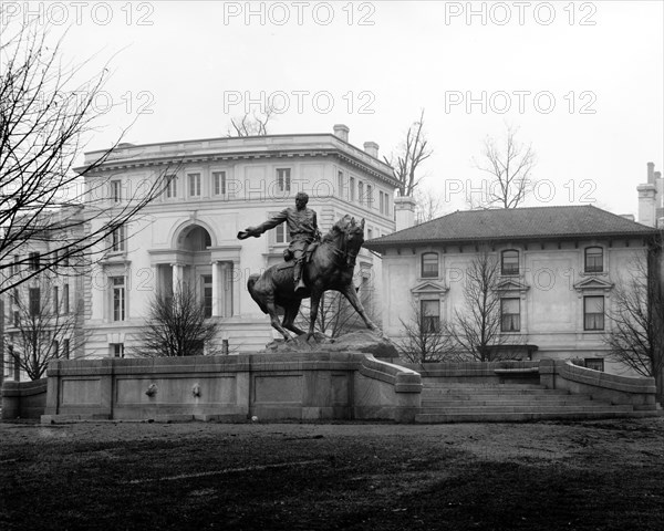 Sheridan Statue in Washington D.C. ca.  [between 1916 and 1917]