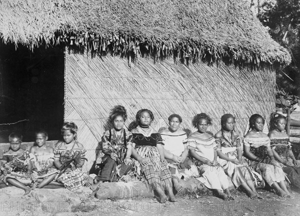 Women in Tonga ca.  between 1918 and 1920