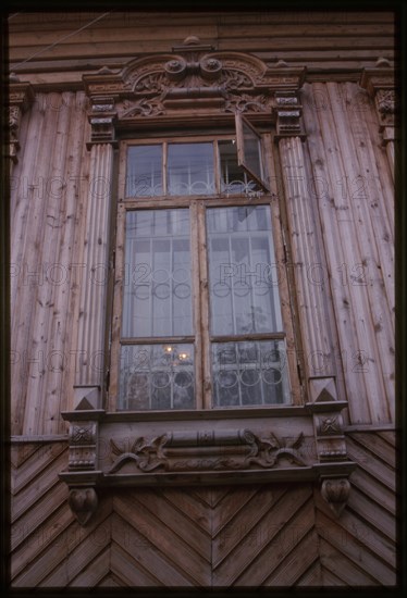 Log house, Dzerzhinskii Street #43 (20th century), carved window frame, Tiumen, Russia 1999.